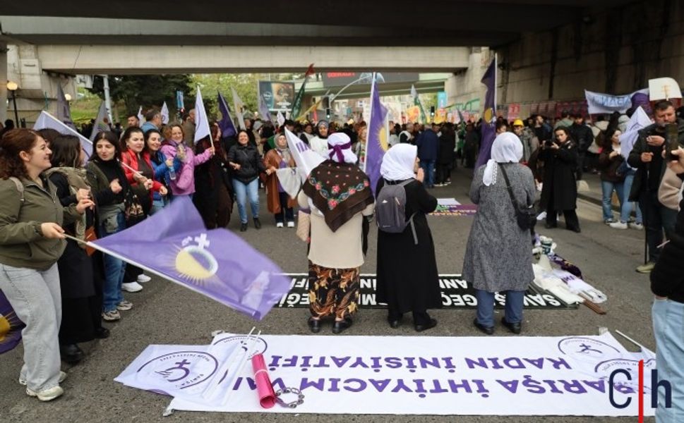 DİSK, KESK, TMMOB ve TTB Öncülüğünde 1 Mayıs Mitingi Kadıköy’de Başladı