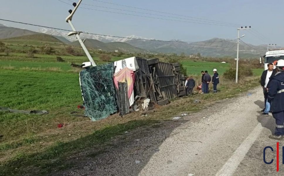 Yolcu Otobüsü Devrildi: 28 Kişi Hastaneye Kaldırıldı