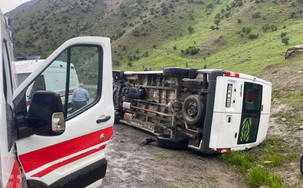 Hakkari’de Okul Servisi Kaza Yaptı: 7 Öğrenci Yaralandı
