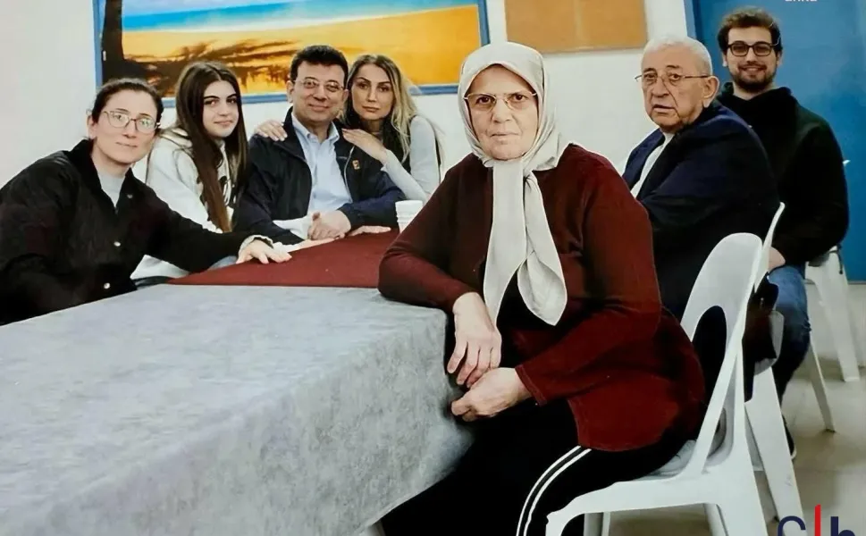 İmamoğlu, Ailesiyle Görüşüp İlk Fotoğrafını Paylaştı: ‘Aile Kutsaldır’
