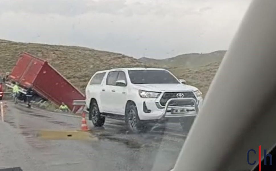 Hakkari-Van Kara Yolunda Tır Kazası: Sürücü Kontrolden Çıktı