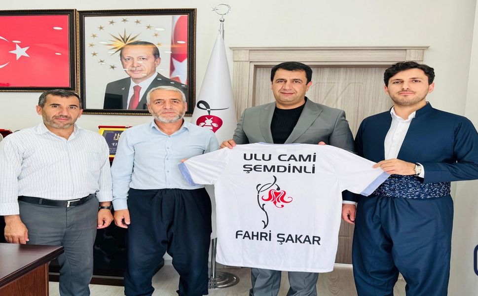 Şemdinli'de İmamlar: Başkan Şakar'a ulu cami forması hediye etti