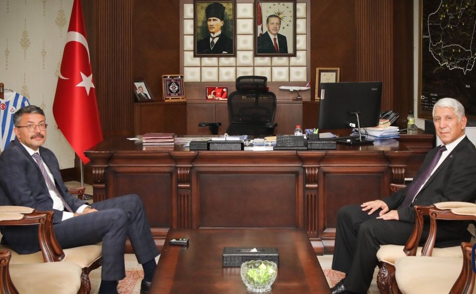 Hakkari Tapu Müdürü Vuranoğlu’ndan Vali Çelik'e veda ziyareti