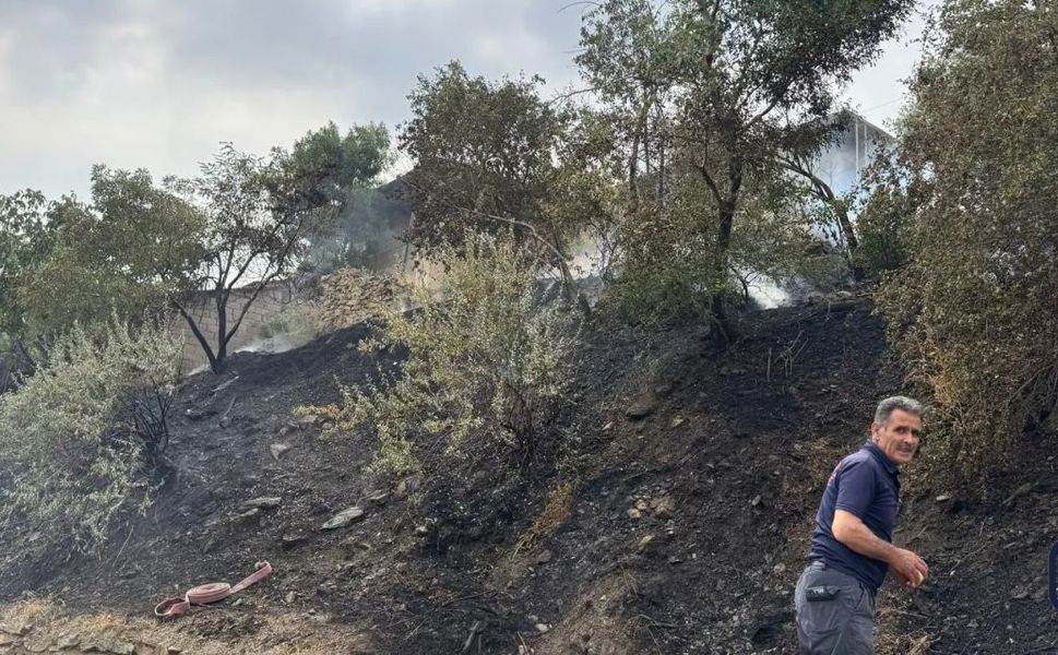 Hakkâri’de Anız Yangını Korkuttu, Ekipler Müdahale Etti