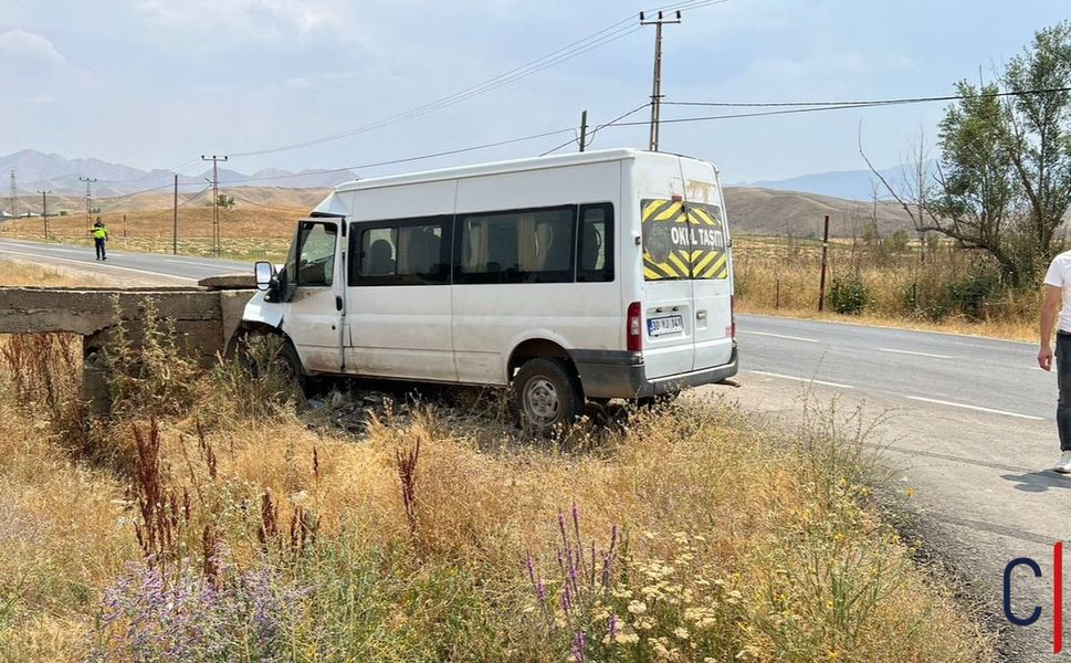 Hakkari'de Minibüs Duvara Çarptı: 4 Kişi Yaralandı