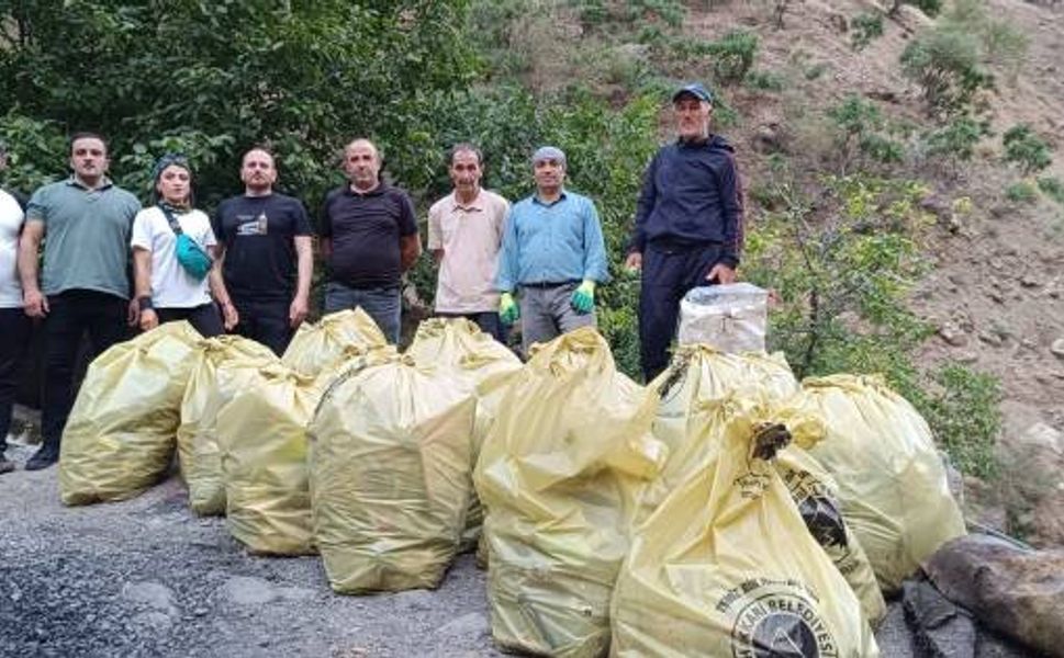 Hakkarili doğacılar Ava Ore şelalesini çöplerden arındırdı