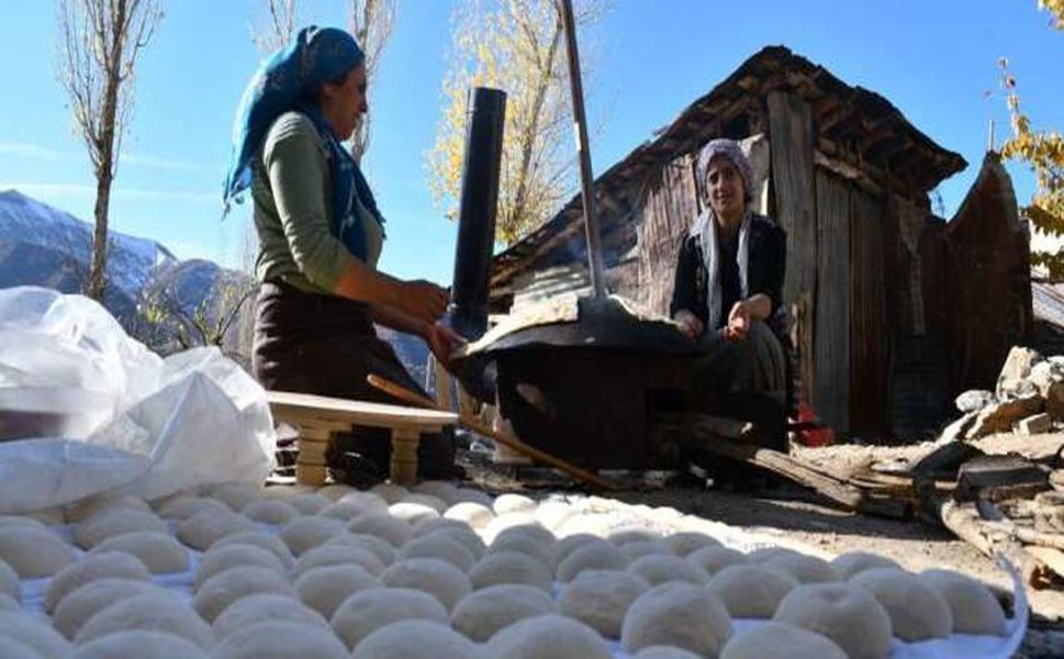 Kadınlar Güneşli Günleri Ekmek Mesaisiyle Değerlendiriyor