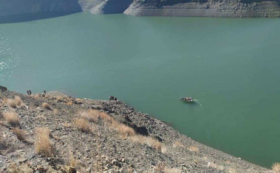 Hakkari–Van yolunda korkutan kaza: Otomobil baraja Uçtu 3 Kişi Kayıp
