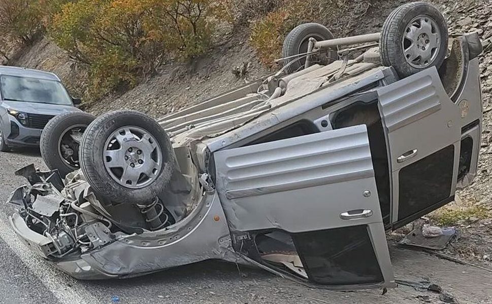 Hakkari-Yüksekova Karayolunda Kaza: İki Kişi Yaralandı
