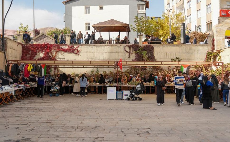 Hakkari’de Gazze Yararına Düzenlenen Hayır Çarşısına Yoğun İlgi