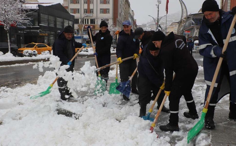 Hakkari’de Kar Timi Ara Sokaklarda Yoğun Mesai Yaptı