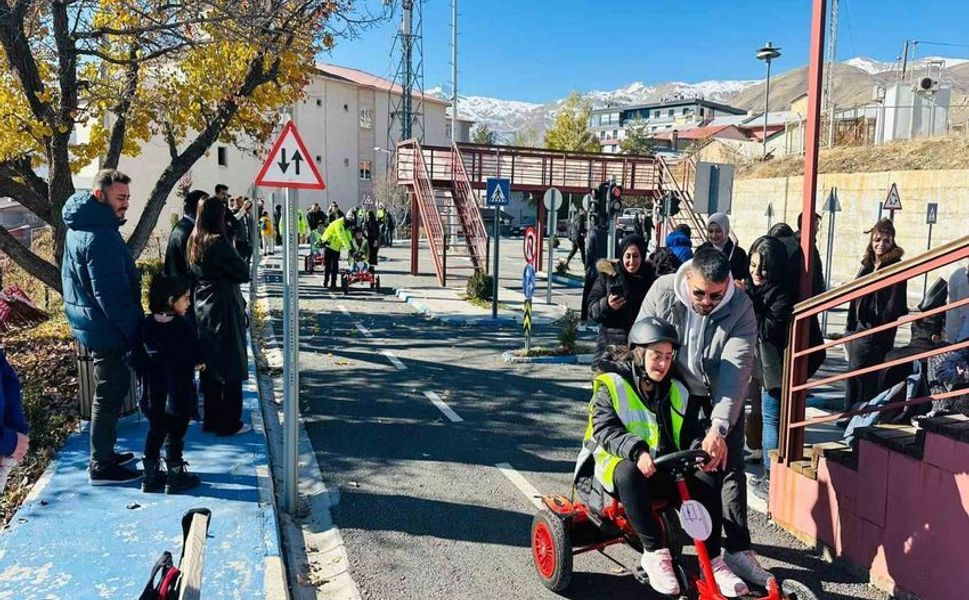 Hakkari’de Trafik Bilinci Miniklere Uygulamalı Olarak Anlatıldı