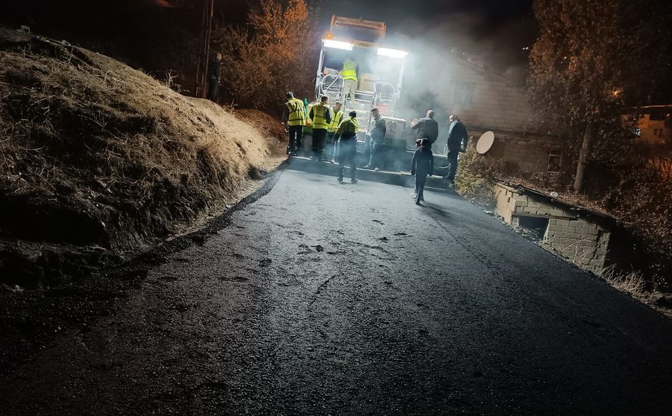Hakkari’de Yol ve Kaldırım Çalışmalarına Soğuk Hava Engel Olmadı