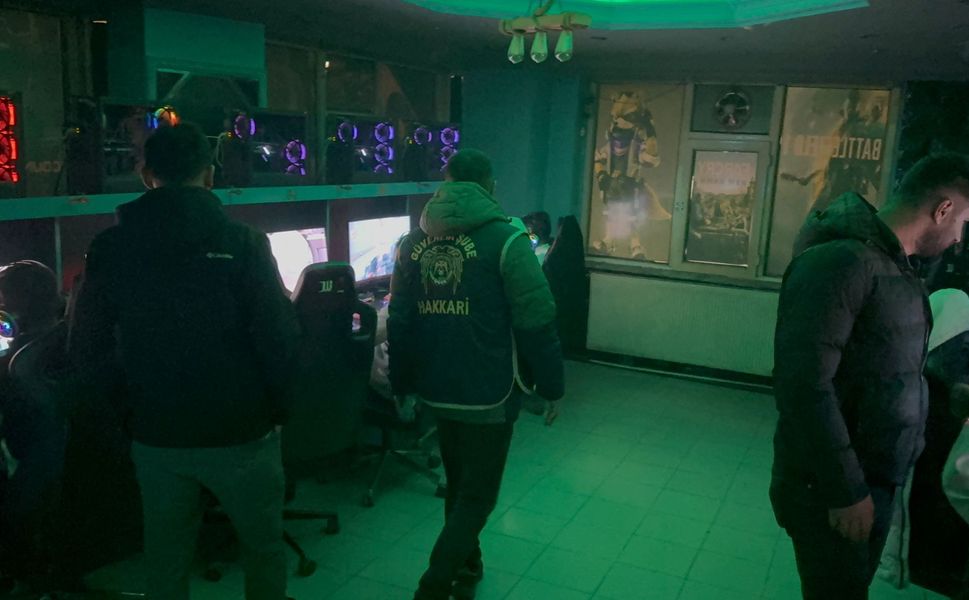 Hakkari’de Trafik ve Asayiş Ekipleri Gece Yarısına Kadar Sahadaydı