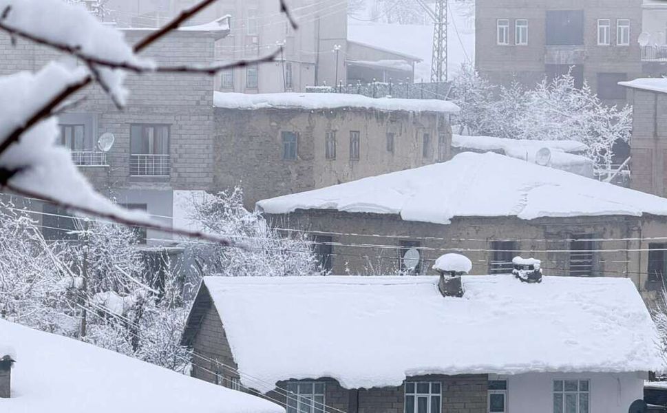 Hakkari’de Kar Yağışı Yolları Yeniden Kapattı: 60 Köy, 100 Mezra Ulaşıma Kapalı