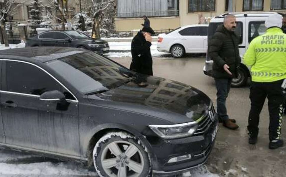 İpekyolu Belediyesi’nin Makam Aracına Haciz: Başkan Uzunay Trafikte Durduruldu