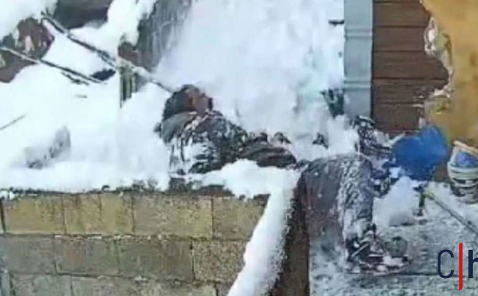 Hakkari’de Çatıdan Düşen Kar Kütlesi Personeli Yaraladı