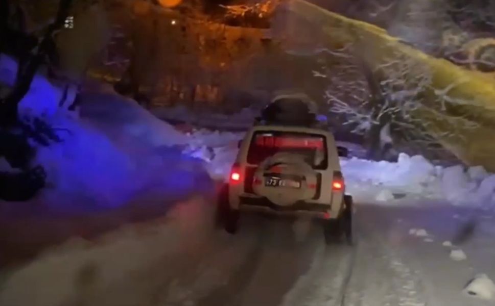 Kar Engelini Aşan Kurtarma: Hasta Kepçeyle Ambulansta Taşındı