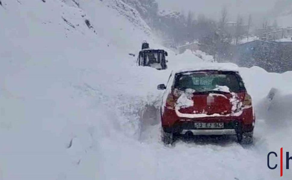 Mahalle Yoluna Çığ Düştü: Sürücü Son Anda Kurtuldu