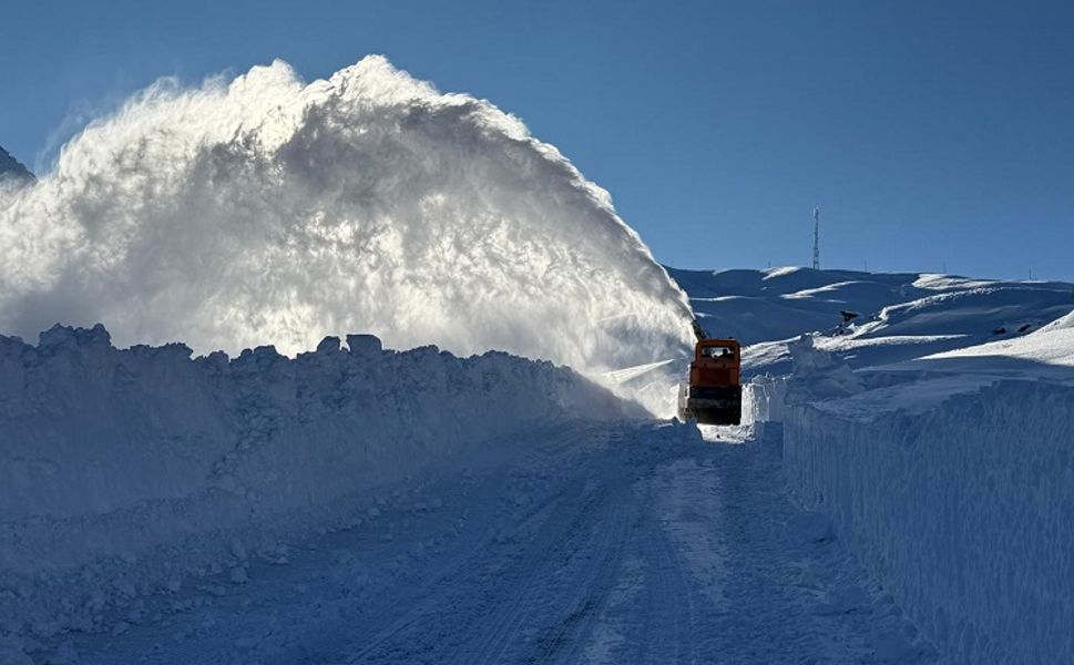 Hakkari’de Karla Mücadelede Büyük Mesafe: 57 Yerleşim Yolunun 56’sı Açıldı