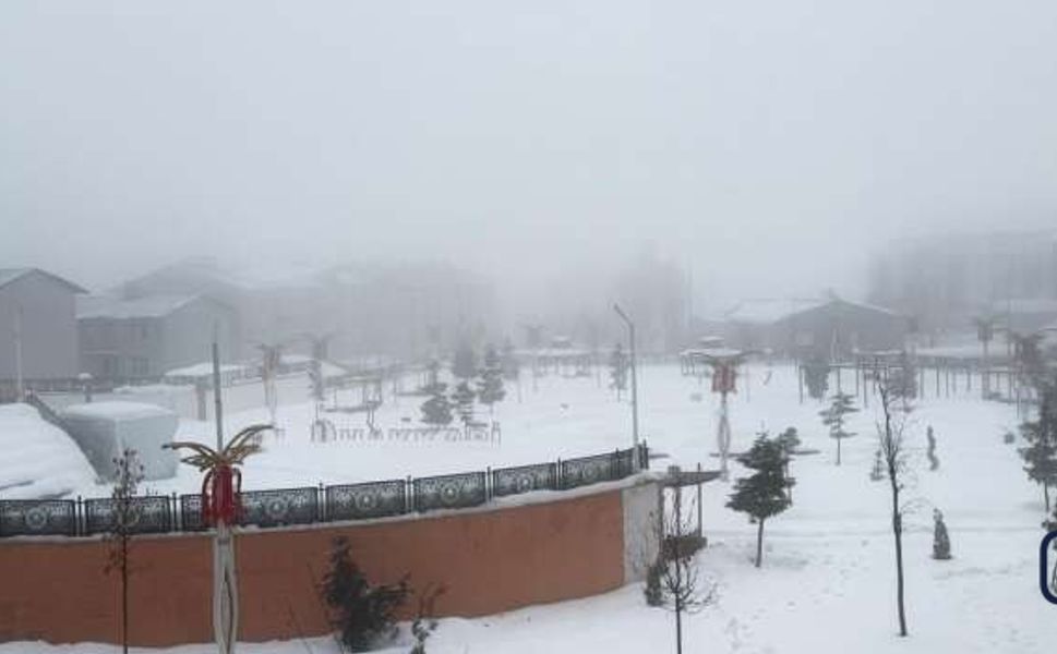 Hakkari’de Sis ve Karla Karışık Yağmur Ulaşımı Zorlaştırıyor: Sürücülere Çığ Uyarısı