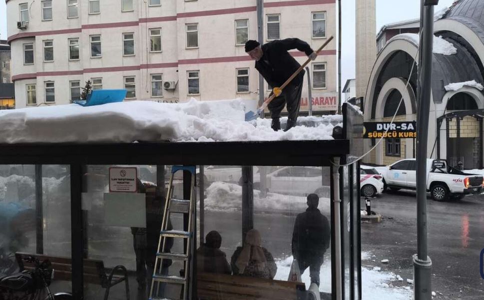 Hakkari’de Kar Alarmı: Toplu Taşıma Durakları Güvenli Hale Getirildi