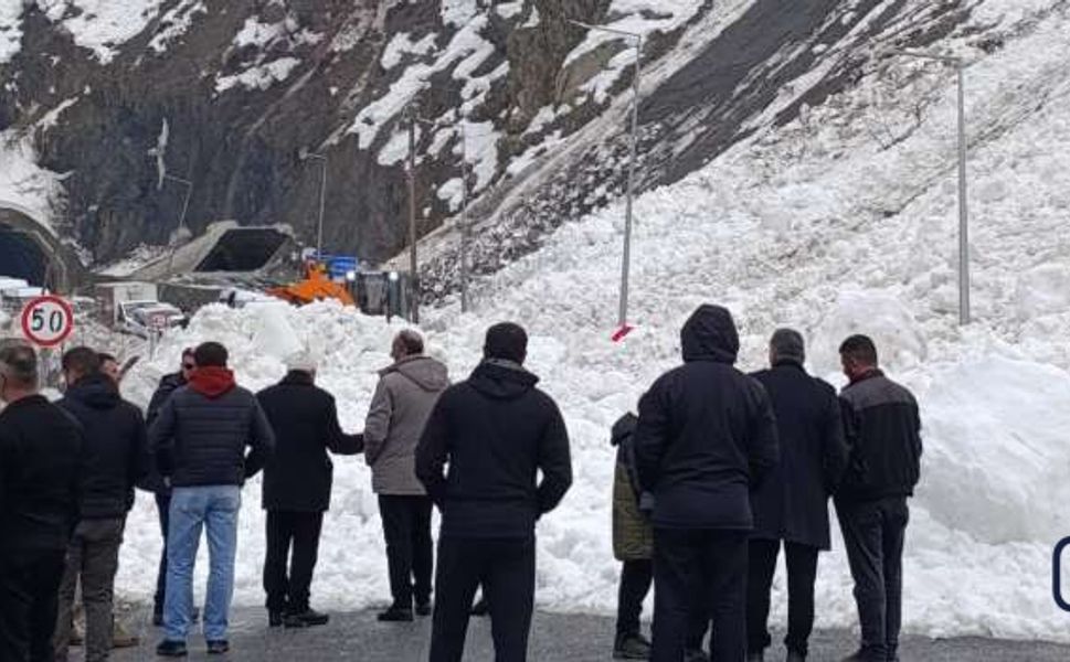 Hakkari–Van Yolunda Çığ Alarmı: Ulaşım Kısa Süreliğine Durdu
