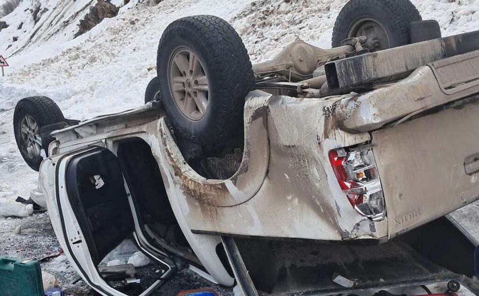 Hakkari–Çukurca Yolunda Takla Atan Araçta 2 Kişi Yaralandı