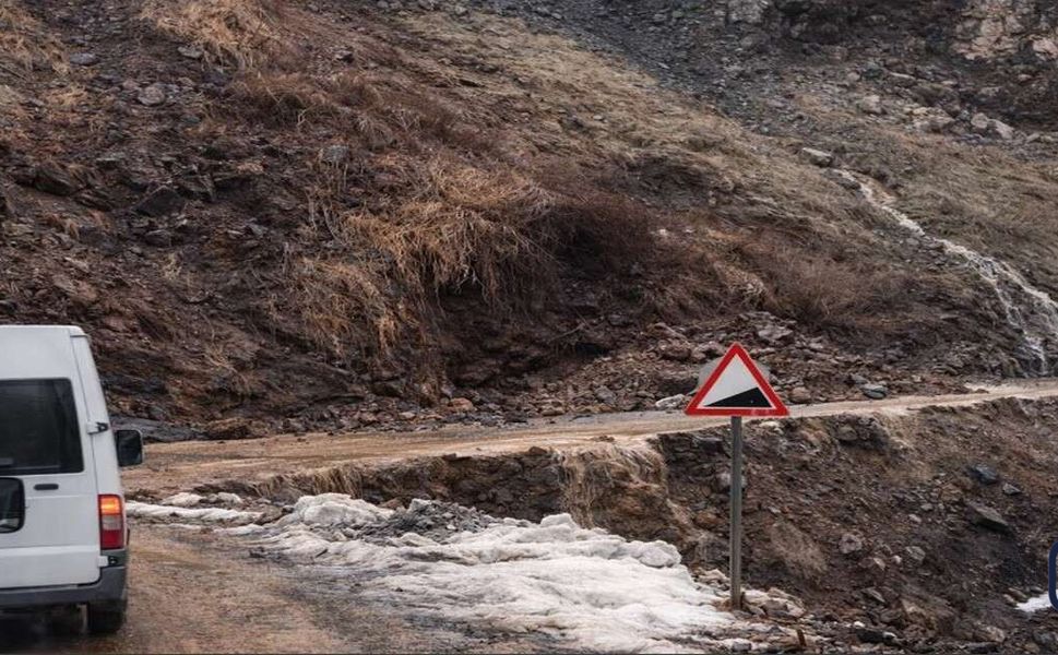 Şemdinli–Derecik Yoluna Heyelan İndi