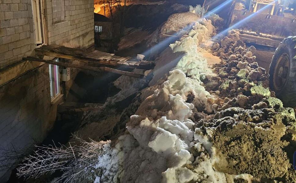 Hakkâri’de yağışlar nedeniyle istinat duvarı çöktü