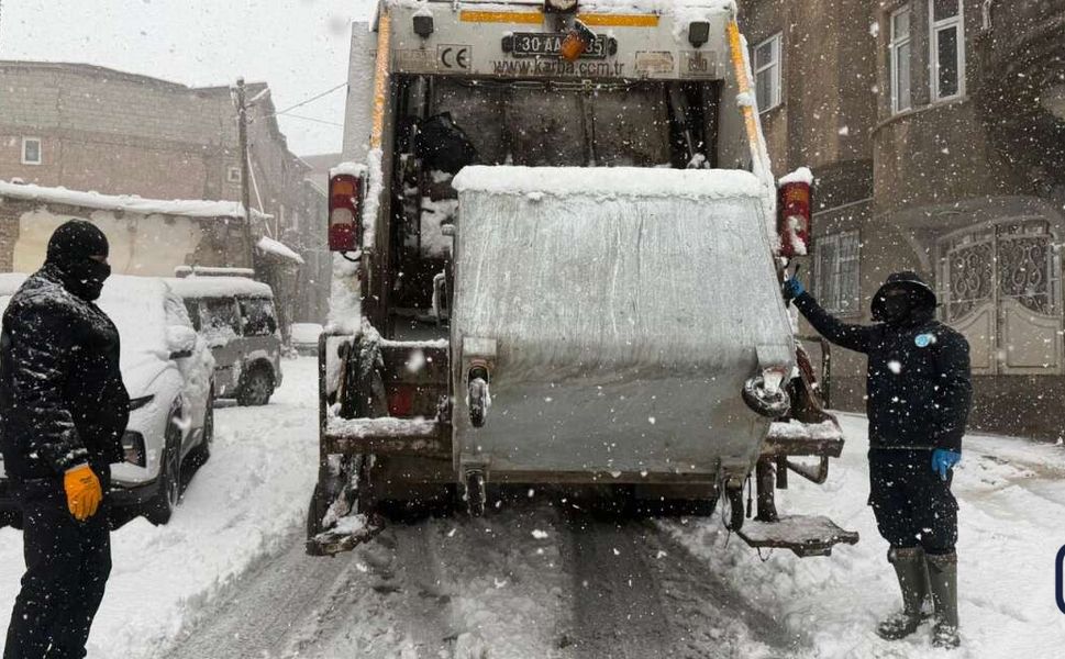 Hakkari’de Kar Engeline Rağmen Temizlik Seferberliği