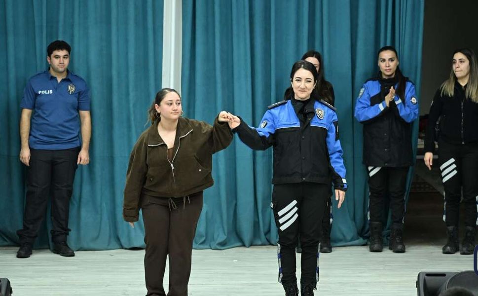 Emniyetten Toplumsal Bilinç Hamlesi: Gençlere Tiyatro ile Güvenlik Mesajı