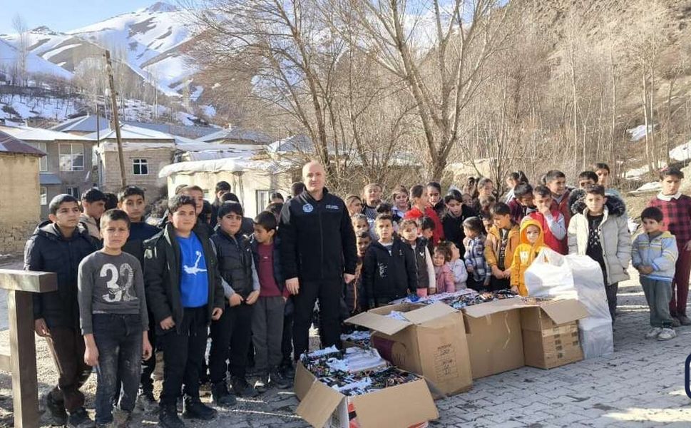 Hakkari Gençlik ve Engelliler Derneği’nden 100 Öğrenciye Kışlık Bot Desteği