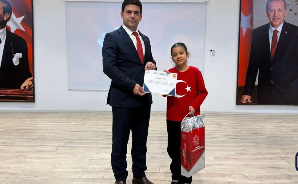 Hakkâri’den Türkiye Üçüncülüğüne: Rojevin Kaya İstiklâl Marşı İçin Kürsüde