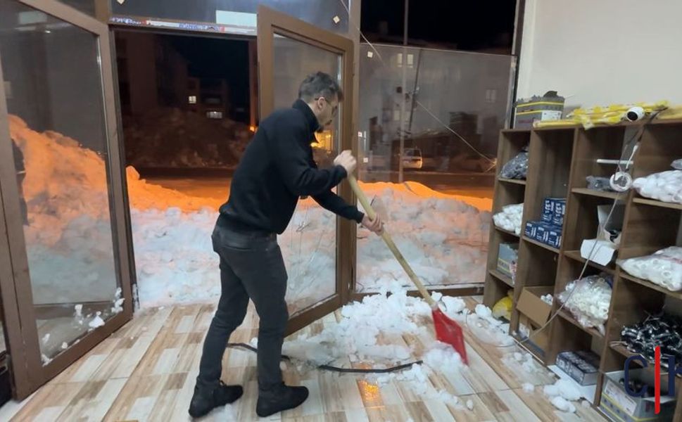 Hakkari'de Çatıdan Düşen Kar Kütlesi Dehşet Saçtı