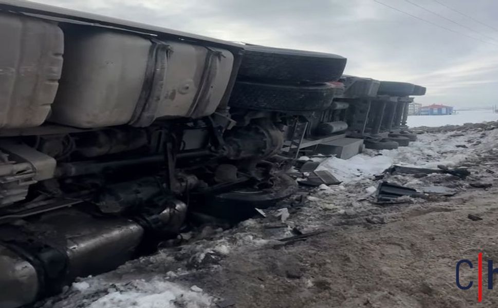 Tır Şarampole Yuvarlandı: 1 Yaralı