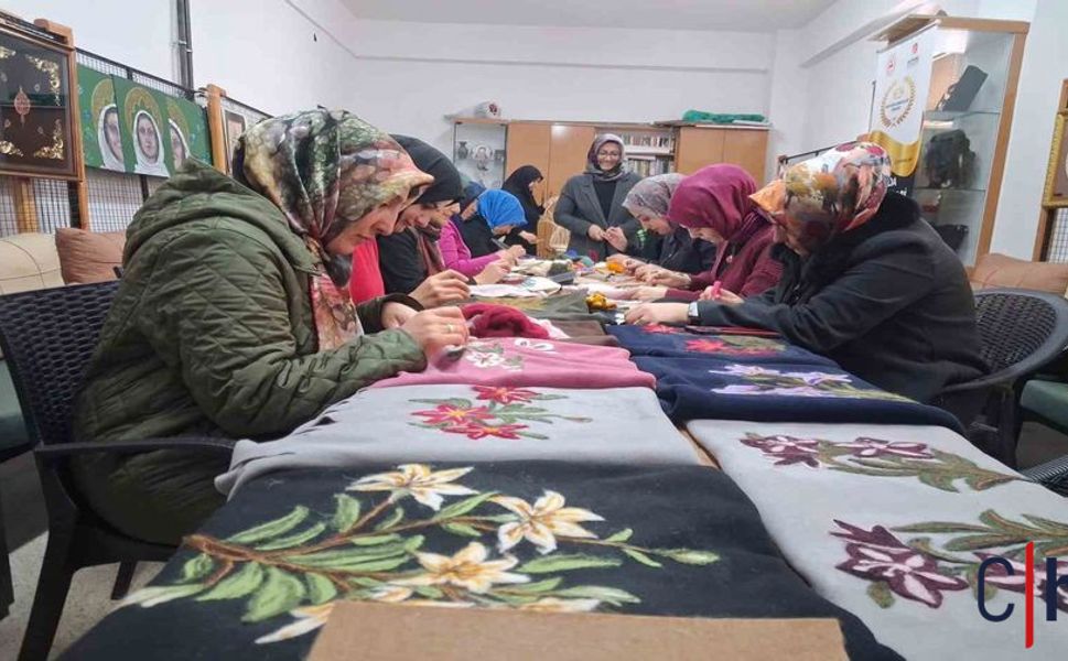 Kadınlar Geleneksel Sanatlarla Hem Öğreniyor Hem Kazanıyor