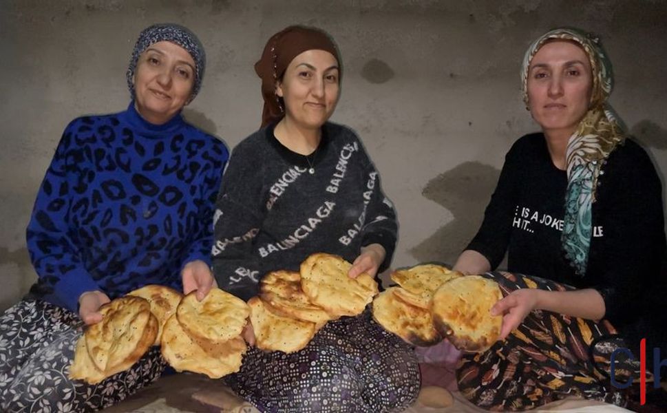 Hakkari'de Üç Kız Kardeşten Ramazan İçin Tandır Mesaisi