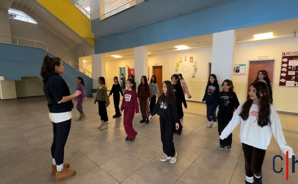 Hakkari'de Halay ile Zeybek Aynı Sahada