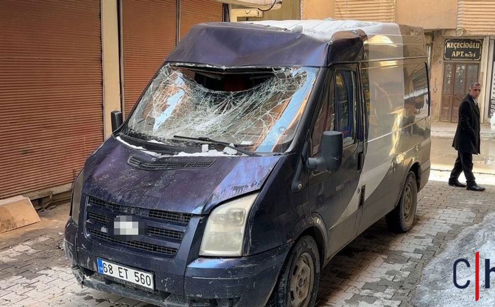 Hakkari'de 7’nci Kattan Düşen Kar Kütlesi Minibüsü Hurdaya Çevirdi