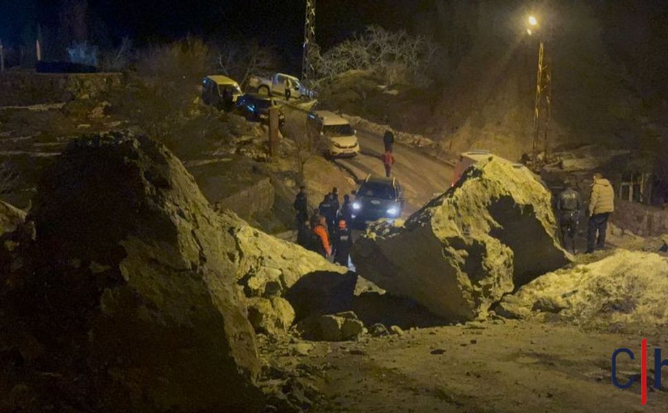 Hakkâri Kalesi’nden Kopan Dev Kayalar Yolu Kapattı