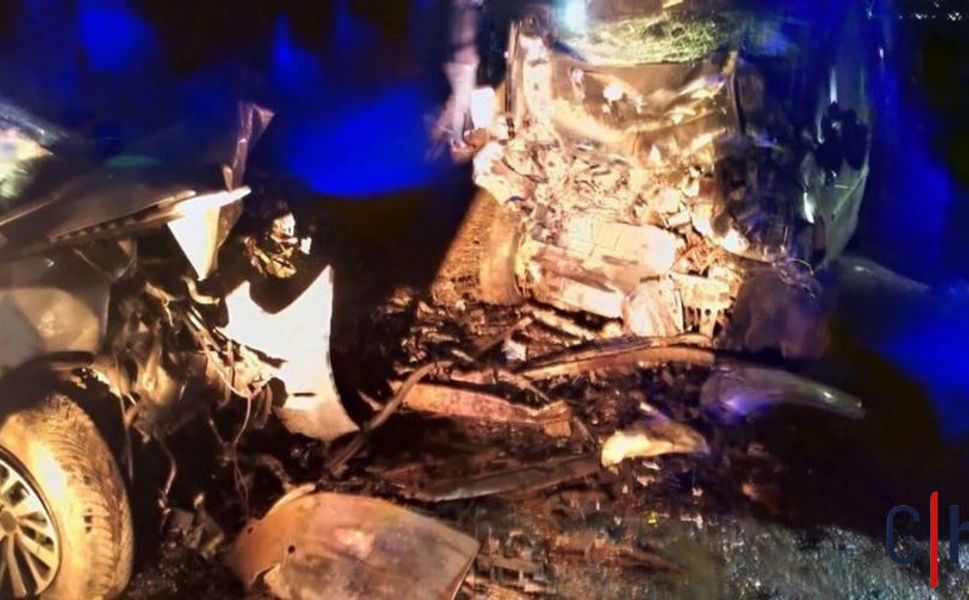 İki Araç Kafa Kafaya Çarpıştı: 5 Kişi Hayatını Kaybetti