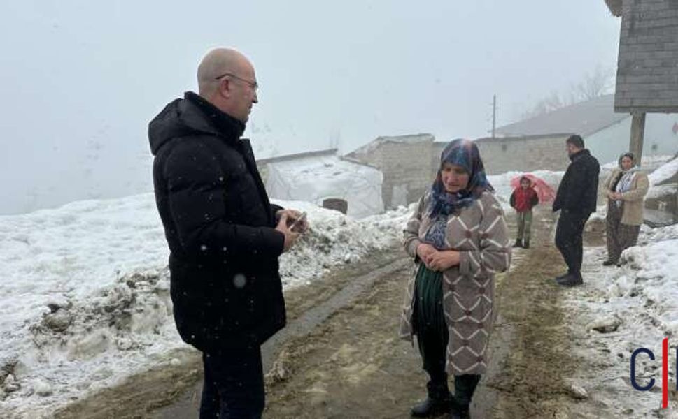 Yüksekova’da Kar Ahırı Yıktı, Esendere Belediyesi Zine Teyzenin Yanında