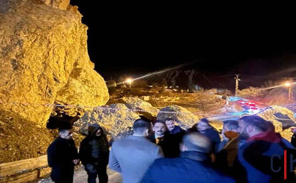 Hakkâri’de Dev Kayalar Yolu Kapattı: Yetkililer Gece Yarısı Bölgede İnceleme Yaptı