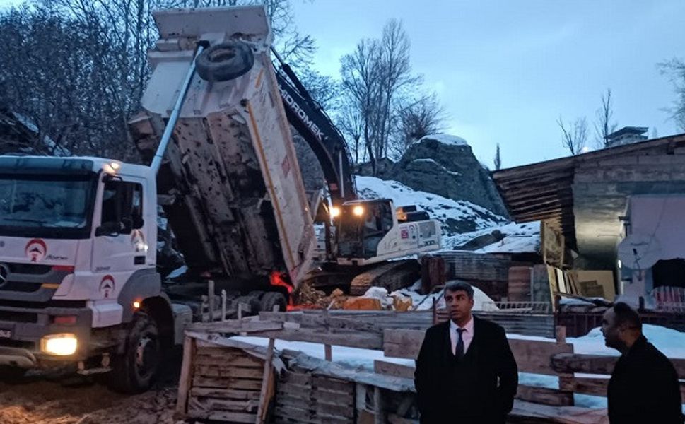 Hakkâri İl Özel İdare'den Çamurlu Yola Müdahale: O Yoluna Stabilize Serildi