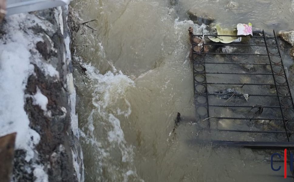 Hakkari’de Katraması Deresi’nde Korkuluklar Yağışa Dayanamadı