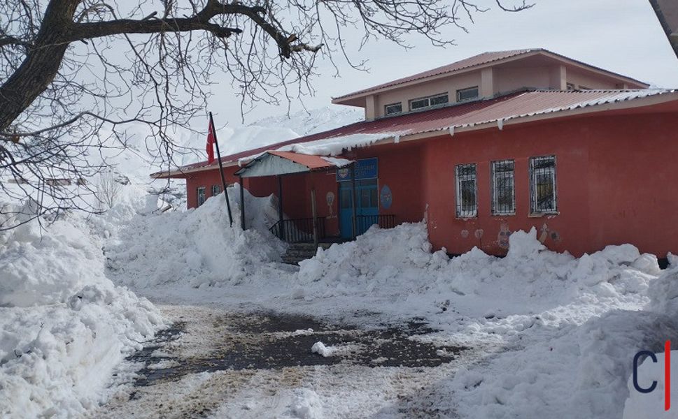 Hakkari’de Bir Okul Alarm Veriyor: Öğrenciler Montla Derse Giriyor