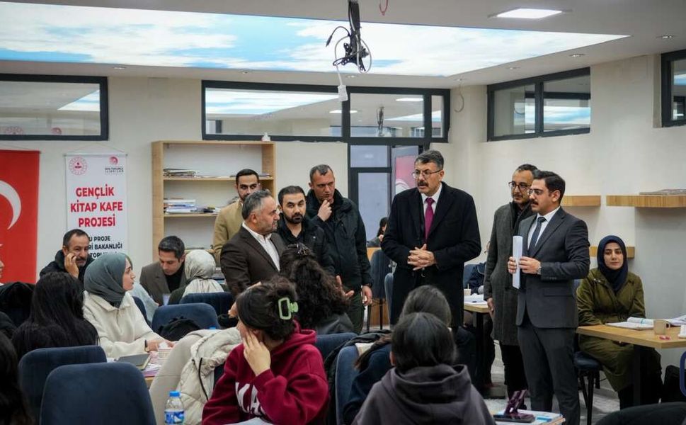 Hakkari Valisi Ali Çelik’ten Gençlik Merkezi Ziyareti