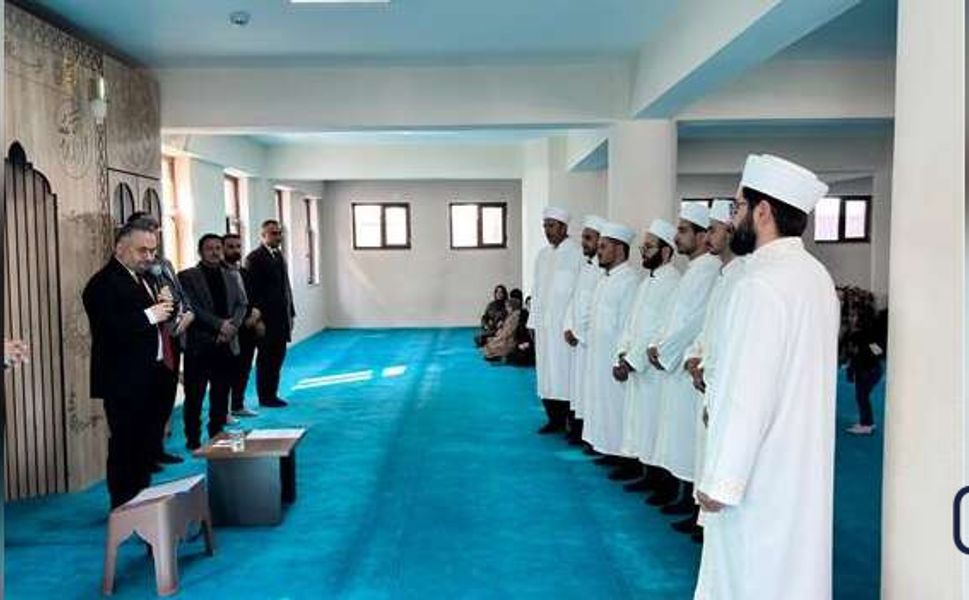 Hakkari’de Aday Din Görevlileri Cübbe ve Sarıkla Göreve Uğurlandı