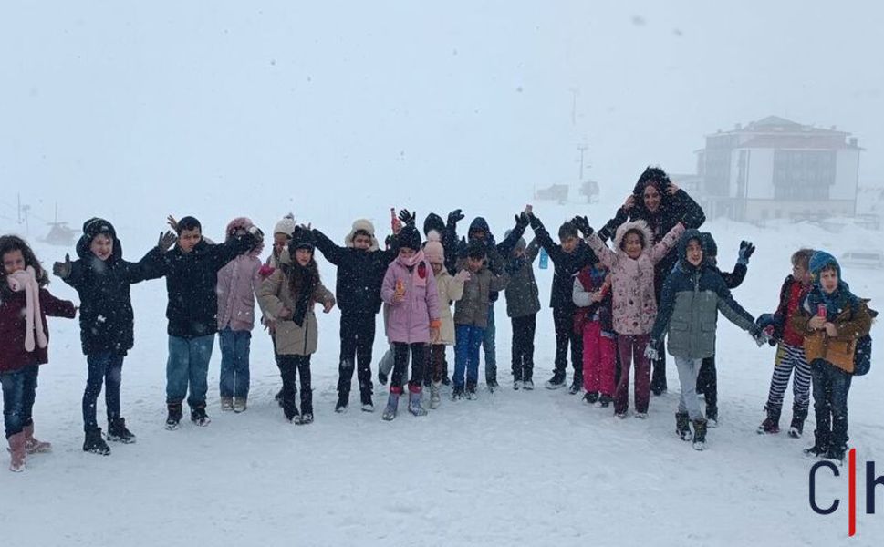 Hakkari'de Minik Öğrenciler İlk Kez Kayakla Tanıştı